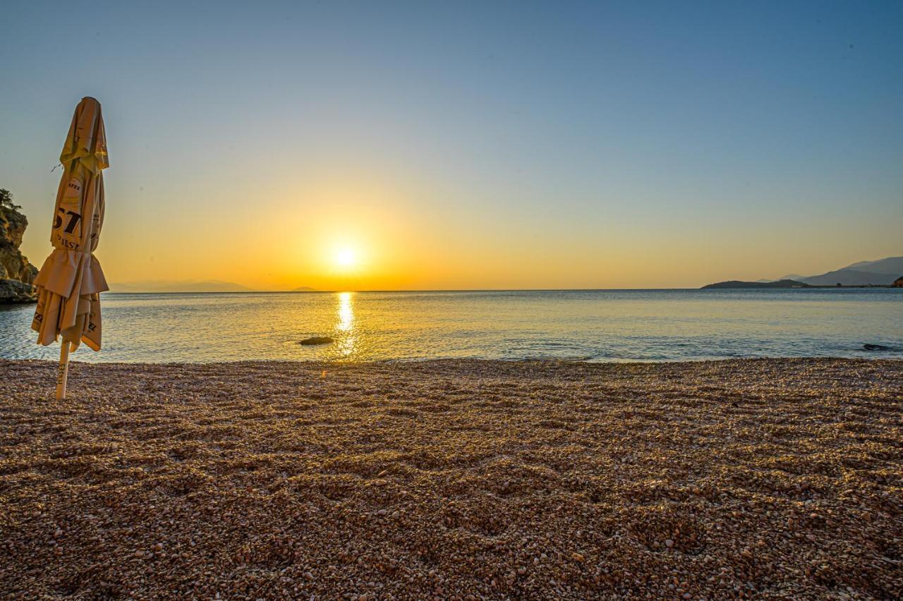 Paralio Astros Beachfront Suites زيروبيغادو المظهر الخارجي الصورة